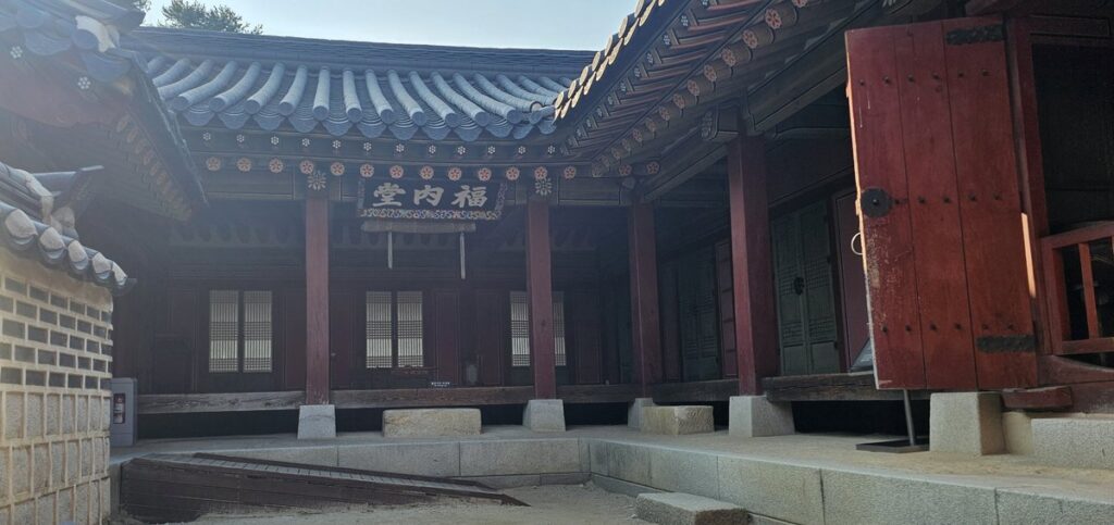 지금은 맞고 그때는 틀리다 촬영지 수원 화성행궁 복내당 마당과 현판, 2026년 9월 직접 촬영