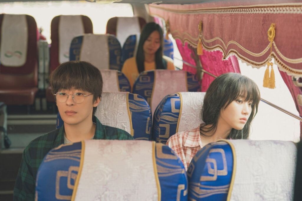 영화 만약에 우리 스틸컷, 커튼 달린 낡은 시외버스에 앞뒤로 따로 앉아 창밖을 보는 두 사람