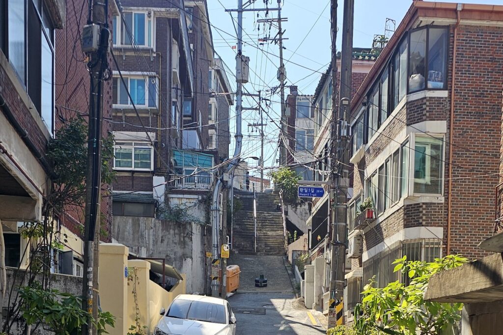 기생충 촬영지 아현동 환일1길 계단, 기우가 과외 첫날 오르던 자리를 2026년 9월 직접 촬영