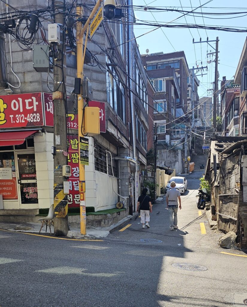 기생충 촬영지 아현동 돼지쌀슈퍼 자리, 2026년 9월 족발집으로 바뀐 모습