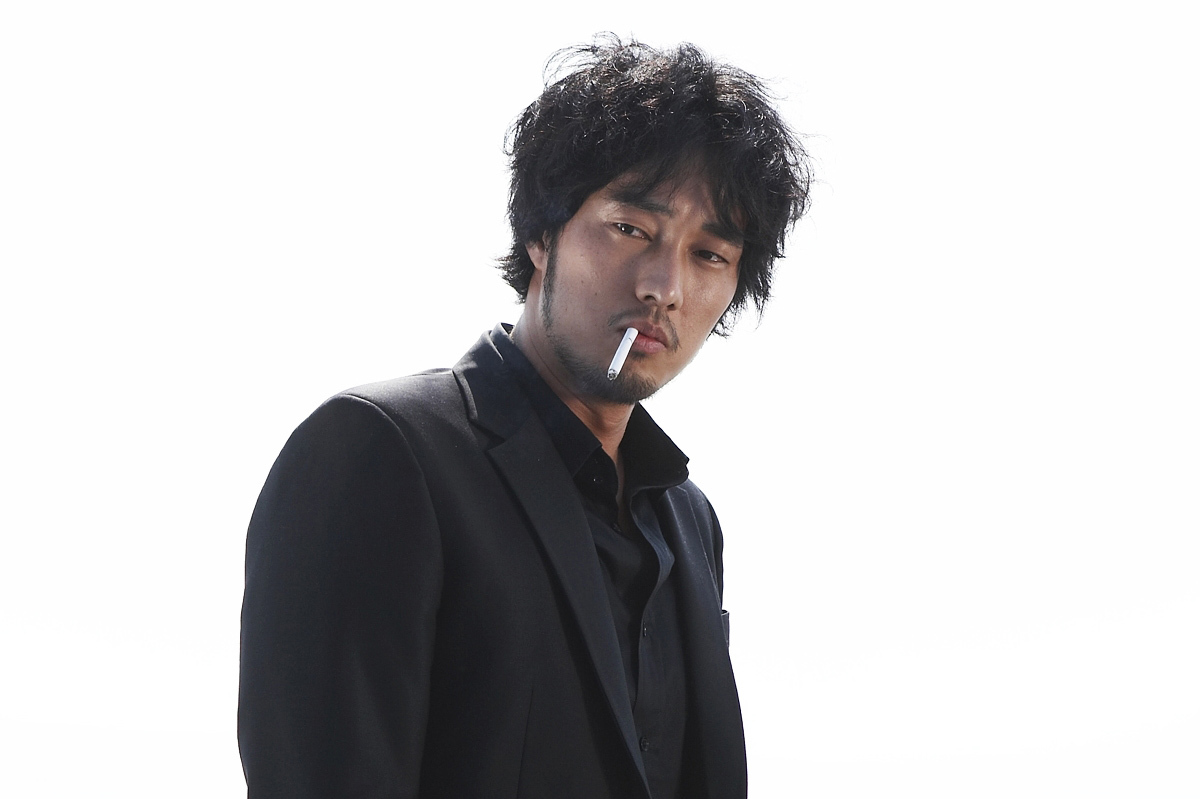 영화 영화는 영화다 스틸컷, 검은 정장에 담배를 문 채 비스듬히 내려다보는 깡패
