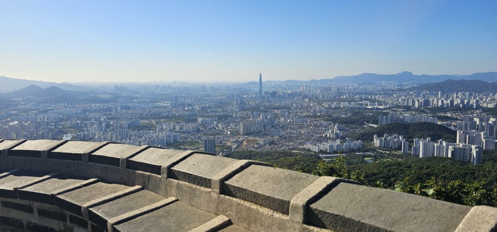 남한산성 서문에서 내려다본 서울 송파 롯데월드타워